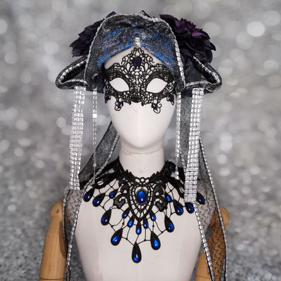 Headpiece, Maske und Collier in schwarz blau von Bloody Brilliants