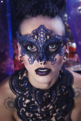 Nahaufnahme Spitzenmaske in lila und Collier Antik von Bloody Brilliants