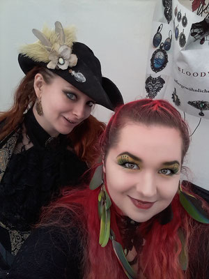 Claudia und Vievien vom Bloody Brilliants Team im Piratenlook