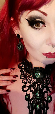 Gothic Beauty Jey_von_O mit Bloody Brilliants Collier rund Tropfen und Ohrringen in green field