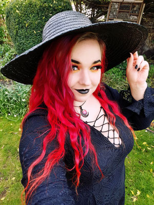 Gothic Modern Witch Claudia mit schwarzem Sonnenhut und rotem Mond von Bloody Brilliants