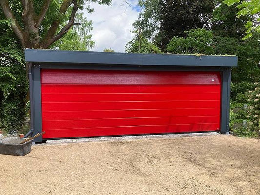Beispiel-Nr. CG19  CG Carport-Doppelgarage mit Sektionaltor in Sonderfarbe Kaminrot