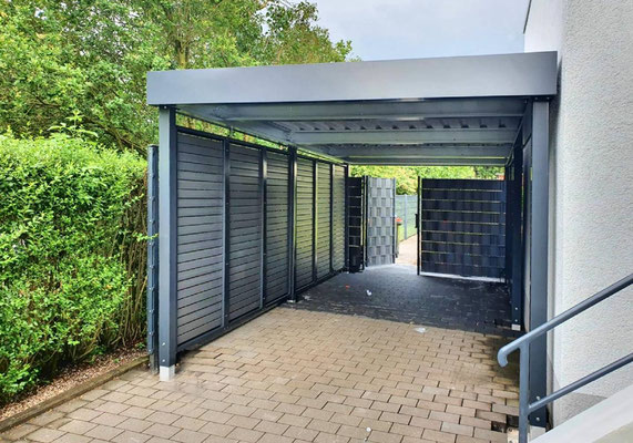 Beispiel-Nr. STC-25  Stahlcarport neben Wohnhaus. Mit linker blickhemmender Alu-Rhombus-Seitenwand anthrazit auf der gesamte Länge. 