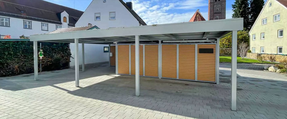 Beispiel-Nr. CG12  Eine großzügige Carport-Garage im Sonderfarbton auf Wunsch des Kunden. In Verbindung mit 2 Carports. Holzprofillattung mit bauseitiger Colorierung in AltkieferWT