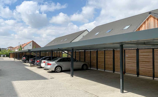 Beispiel-Nr. STRC27    Stahl-Reihencarport mit Rück- und Seitenwänden in "blickhemmender" Rhombus-Lattung Weißtanne.