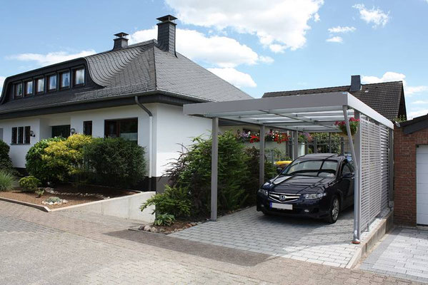 Beispiel-Nr. STC-18  Stahlcarport mit komplettem Transparentdach. Gefälle hier auf Kundenwunsch nach vorn gelegt. Sonderfarbton