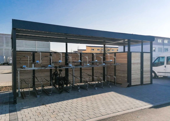 Fotobeispiel-Nr. Si11  Fahrrad-Unterstand und Abstellraum hier in Sonderhöhe. Wandausführung blickhemmende Holzlattung, Fuge ca. 10mm.