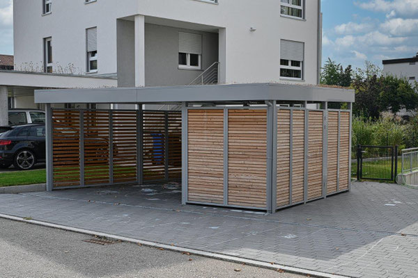 Beispiel-Nr. ST-22   Stahl-Einzelcarport in Sonderfarbgebung. Gerätekammer seitlich untergebaut