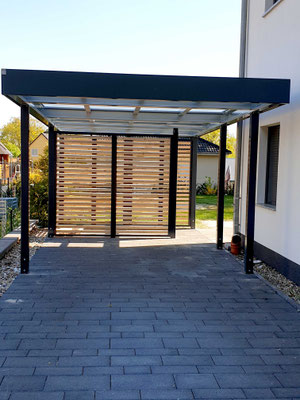 Beispiel-Nr. ST-26    Einzelcarport Stahl mit kompletter Plexiglas-Eindeckung, Wände Offene Holzlattung, Fuge ca. 20mm