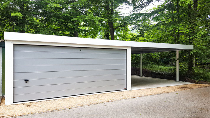 Beispiel-Nr. ST-32   Anbau-Carport an einer SIEBAU Stahl-Doppelgarage. Vorteil: identische Attikaausführung. Alles ist aus einem Guss!
