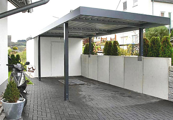 Beispiel-Nr. STDP18    Einzelcarport mit Gerätekammer "Dekorputz", hier mit Spezial-Pfostenankern auf Mauer