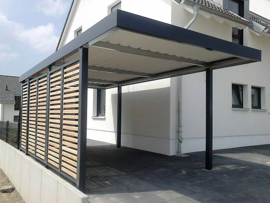 Beispiel-Nr. STC-5   Einzel-Stahlcarport mit linkem Sichtschutz in sog. Offene Holzlattung. Vorn Dachüberstand 110cm