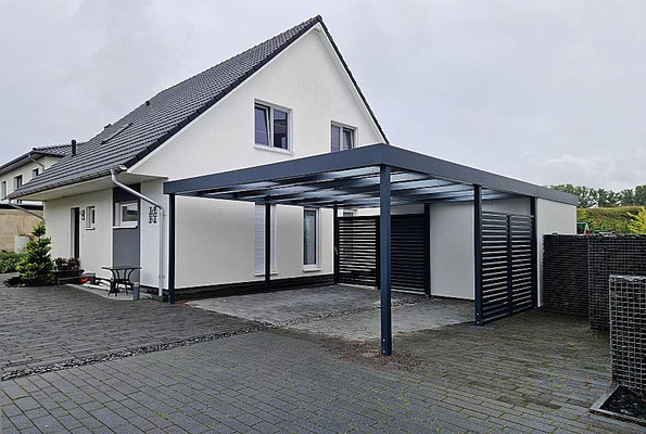 Beispiel-Nr. STDP42  Stahl Doppelcarport mit TOLEDO-Anbau über 2/3 Breite. Rückwärtig Einbau einer Schiebetür mit ALU-Rhombuslattung anthrazit