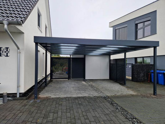 Fotobeispiel-Nr. TO029  Doppelcarport mit TOLEDO 2/3 Kammeranbau. Sonderausführung mit 2 Lichtbändern im Dach.