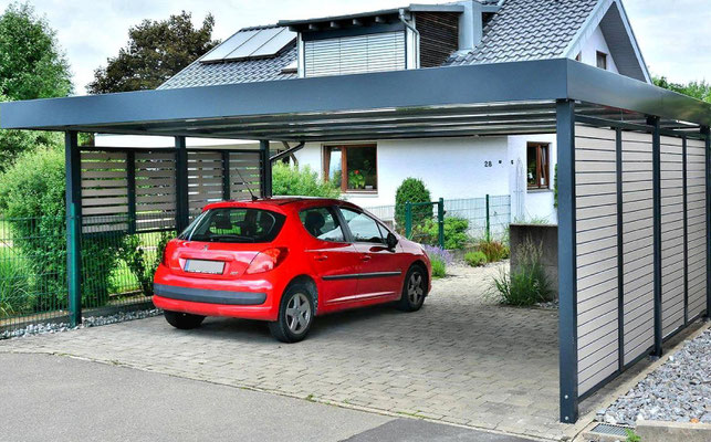 Fotobeispiel ALU7 - Bei diesem Doppelcarport sind links offene Rhombus-Profile eingebaut und auf der rechten Seite die blickhemmende Variante