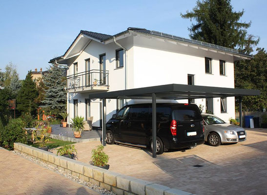 Beispiel-Nr. ST-7  Design-Doppelcarport in schlichter Ausführung ohne Wände an dieser Villa. So bleibt die freie Sicht auf das Wohnhaus  erhalten. Dieses Carport wirkt keinesfalls "störend".