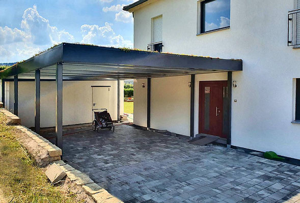 Beispiel-Nr. ST-37   Das Doppelcarport dient hier gleichzeitig als Eingangsüberdachung.