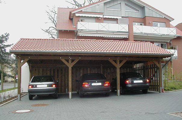 Fotobeispiel-Nr. LIP32    Dreier-Carport mit Giebeldach für 3 Erwerber einer Wohnanlage. Hier kesseldruckimprägnierte Ausführung. Wände in Boden-Deckelschalung 