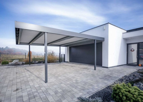 Beispiel-Nr. ST-10    Großzügiges 4-Pfosten Design-Doppelcarport vor der Massivgarage plaziert.