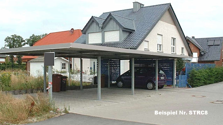 Beispiel Nr. STRC9   Vierer-Reihencarport in einer Wohnsiedlung. Diese Anlage besteht aus 1 Stck. Einzelcarport plus 3 Stck. Anbaucarports. Attika hier in Sonderfarbe RAL-nach-Wahl.