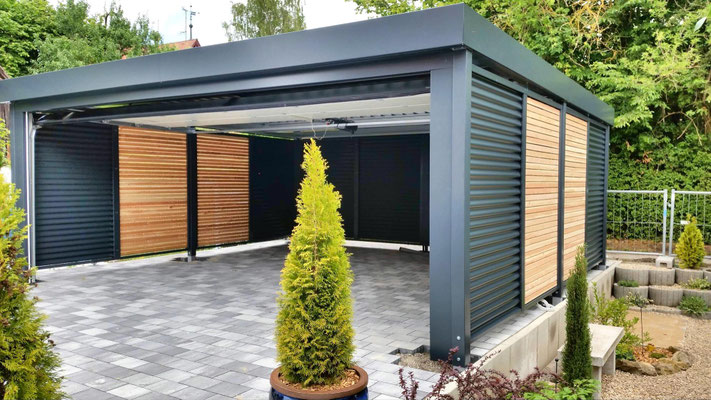Beispiel-Nr. CG27  Großzügige Einfahrtbreite bei dieser CG Doppelcarport-Garage. Wandausführung hier Holzlattung mit Stahlwell-Profilwänden kombiniert 