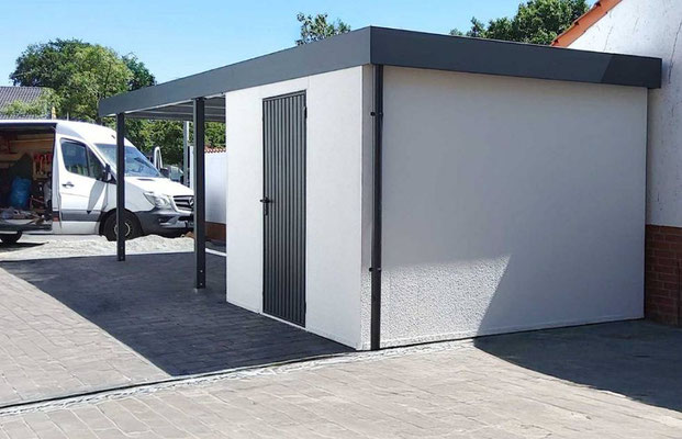 Beispiel-Nr. STDP37   Einzelcarport mit Toledo-Anbau in exclusiver Flachwand-Ausführung Alpinweiß, Tür Sonderfarbton Anthrazit