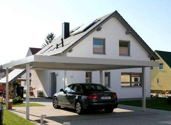 Beispiel-Nr. ST-23  Doppelcarport, 4 Stützen. Attika und Pfosten in weiß pulverbeschichtet
