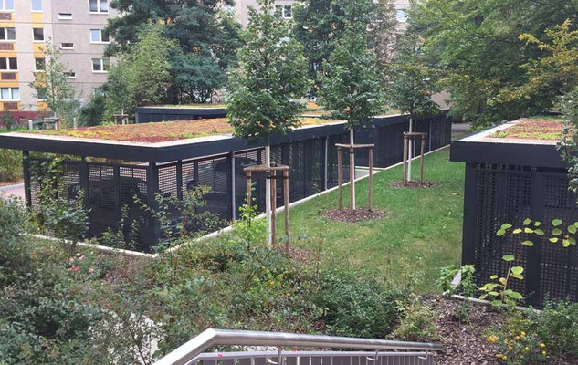 Beispiel-Nr. STRC18   Carport Reihenanlage hier mit Gründach-Ausführung an einer Wohnanlage.