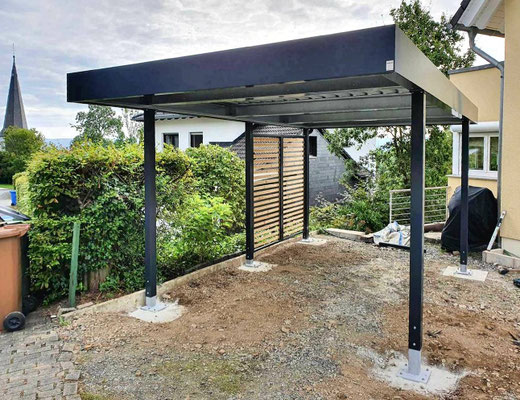 Beispiel-Nr. STC-8  Einzelcarport mit Seitenwand Offene Holzlattung Weisstanne natur. Mit Spezialfussplatten direkt am Kantstein links montiert
