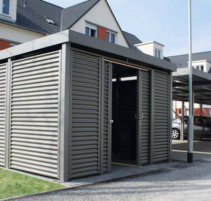 Fotobeispiel-Nr. Si15   Einhausung hier als Kinderwagen- u. 2Rad-Haus als Ergänzung zu einer Stahl-Carportanlage. Wände hier Stahlwelle "RAL nach Wahl" als Sonderausführung