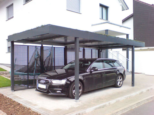 Beispiel-Nr. ST-1   Einzelcarport mit Zusatzpfosten für Extra Seitenwand  Typ C-Stahlfüllung mit Quadratlochung, Extra Gründach-Bausatz. Farbgebung RAL 7016