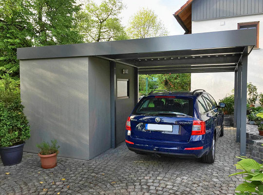 Beispiel-Nr. STDP19   Einzelcarport mit seitlichem Gerätekammer-Anbau "Dekorputz" steingrau. Zusätzlich Lüftungsfenster mit Glasscheibe.