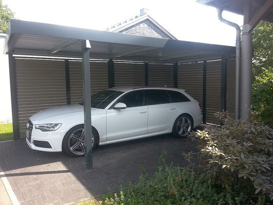 Beispiel-Nr. STC-5   Besonders breites Einzelcarport mit Rück- und Seitenwänden WPC, zusätzlich Strahler für Pfostenmontage