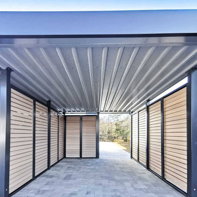 Fotobeispiel ALU5 - Carport mit Gerätekammer, Sichtschutzwände hier blickhemmende Alu Rhombusprofile im RAL Farbton 1019 grau-beige