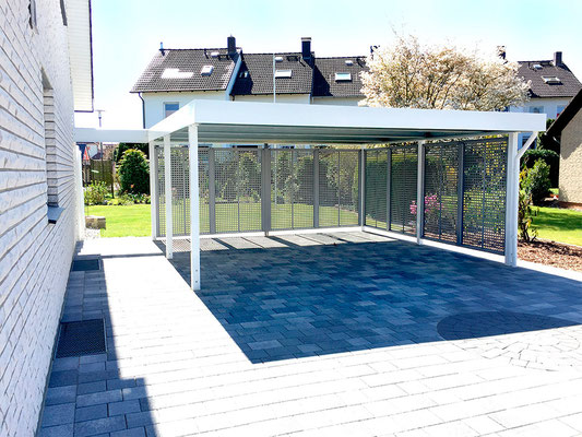 Beispiel-Nr. STC-11    Stahlcarport für 2 PKW, freitragend ohne Mittelstütze, hier Attika und Stützen in Weiß. Längsseite und Rückseite mit Stahl-Quadratlochwänden in weiß. Gefälle auf Wunsch des Kunden hier nach vorn.