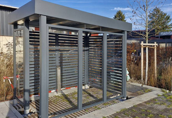 Beispiel-Nr. LS22 LIPPERSTAHL Raucherlounge hier teils mit ALU-Rhombusprofilwand