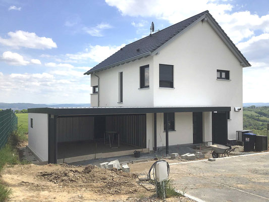 Beispiel-Nr. DG13   Stahl-Design-Doppelgarage mit Großtor, Nebentür und Lüftungsfenster. Dazu ein Vordach bis über den Hauseingang 