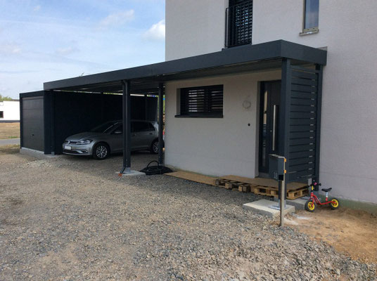 Beispielfoto-Nr. GV04  Haustür-Vordach in Kombination mit nebengestellter Stahlgarage. Farbgebung anthrazit