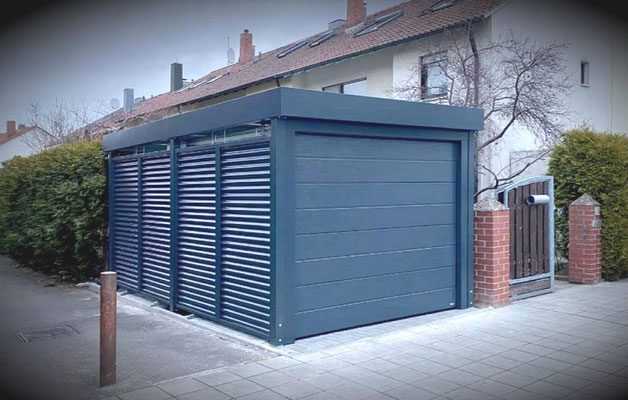 Beispiel-Nr. CG15   Moderne CG Carport-Garage in wetterfester Stahlbauweise. Mit anthrazitfarbigem Decken-Sektionaltor im Großsicken-Design.