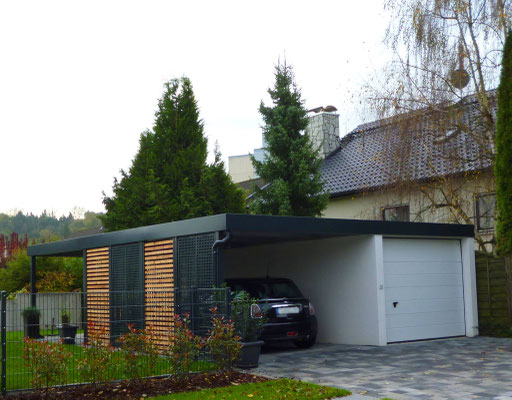 Beispiel-Nr. ST-24  Carport Anbau an eine Betongarage mit verschiedenen Sichtschutzwänden. Attika auch an der Garage als Extra.