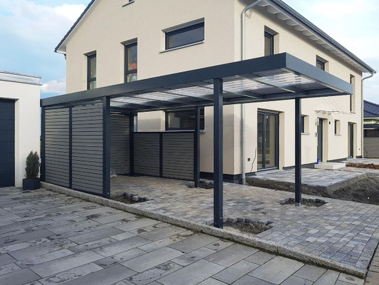 Beispiel-Nr. STC-22    Einzelcarport mit Extras wie Alu-Rhombusprofil blickhemmend in Sonderfarbe, Sichtschutzwänden und Lichtbahn im Dach