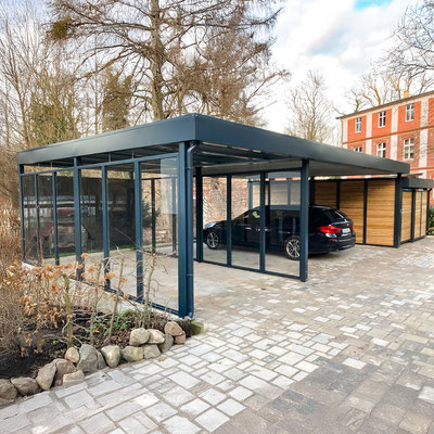 Beispiel-Nr. STRC41  Dreiercarport, aufgeteilt in Doppelbox und Einzelbox. Anbaukammer, Plexiglas-Wandelemente