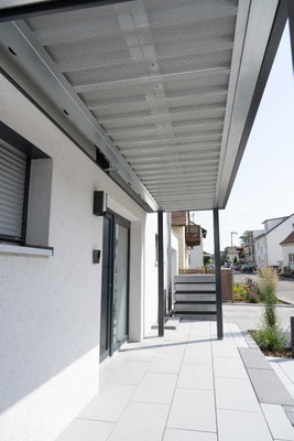 Beispielfoto-Nr. GV03   Lieferbar als Extra auf Wunsch: hellsilberne E35 Unterdecke im Lochdesign, auch zum Einbau von Deckenstrahlern geeignet