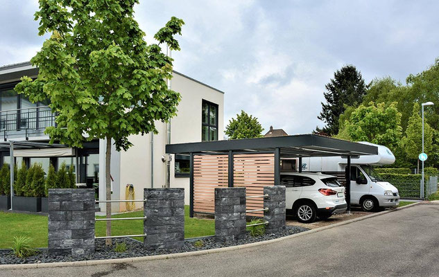 Beispiel-Nr. ST-11  Doppelcarport anthrazit plus Seitenwand Offene Lattung und Dachbegrünung. Dachüberstände vorn und hinten 120cm.Sch