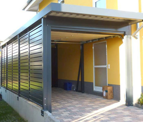 Beispiel-Nr. CG11   Geöffnetes Decken-Sektionaltor bei dieser CG-CarportGarage. Befestigung an der Grenzseite mit Spezial-Mauerankern. 
