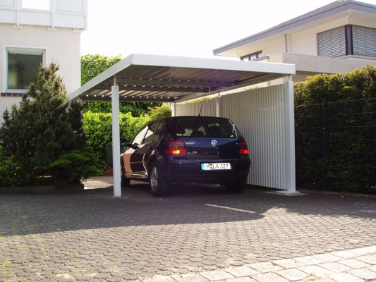 Beispiel-Nr. STC-22   Stahlcarport in weiß, Seitenwand rechts auf die komplette Länge