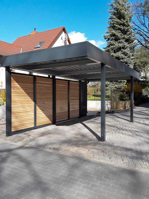 Beispiel-Nr. STC-12   Stahlcarport mit Seitenwand blickhemmende Lattung, Fuge 10mm. Abschluss hinten links mit E-Paneel