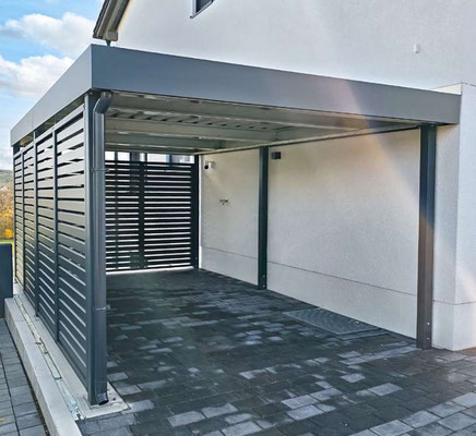 Beispiel-Nr. STC-31   Stahl EInzelcarport mit ALU-Rhombus Wandelementen in anthrazit. Hier auf Wunsch Gefälle nach vorn.