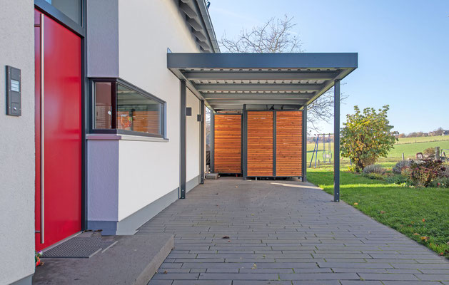 Beispiel-Nr. ST-17   Carport Sonderausführung mit untergebauter L-Form-Gerätekammer. Wände hier in blickhemmender Lärche Rhombuslattung.