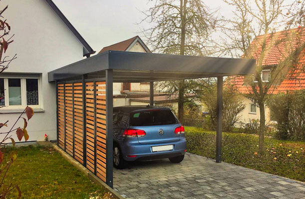 Beispiel-Nr. STC-28  Stahl-Einzelcarport mit linker Sichtschutzwand Offene Holzlattung Rhombusprofil